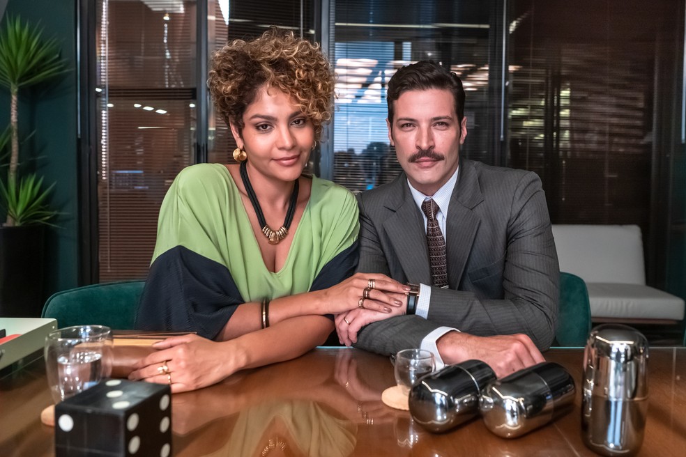 Bárbara Reis é Lena. A personagem é casada com Herculano (Leandro Lima) — Foto: Globo/Estevam Avellar