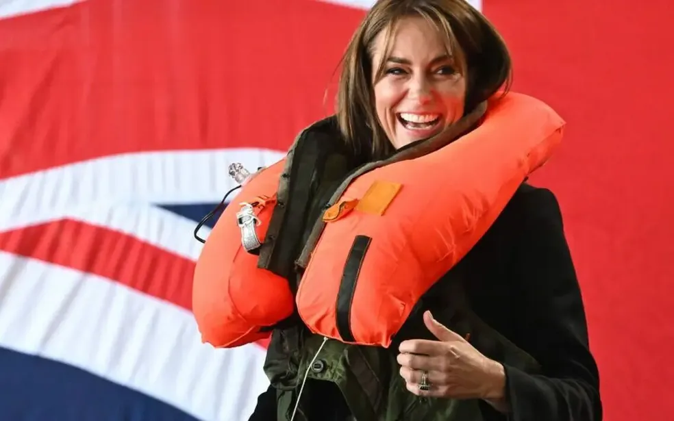 Kate Middleton tem ataque de risos enquanto infla colete salva-vidas durante exercício naval — Foto: Getty Images