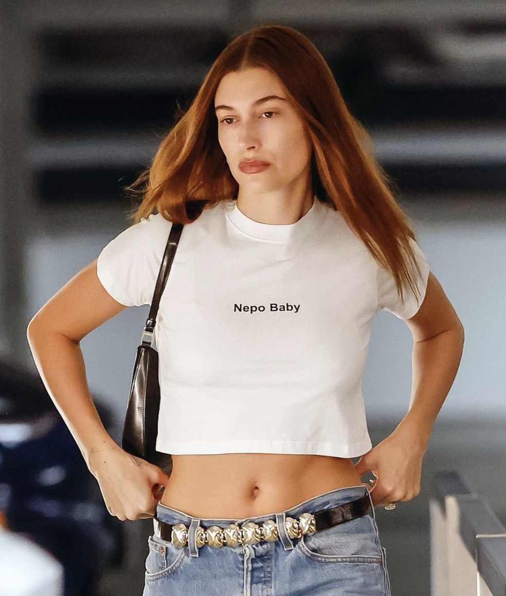 Hailey Bieber irozina The New York Magazine e usa T-shirt com o termpo "nepo baby" — Foto: Getty Images