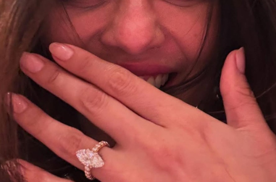 Selena Gomez mostra anel de diamante