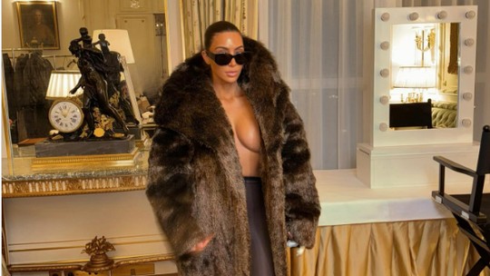 Kim Kardashian ousa e posa poderosa com casaco de pelos