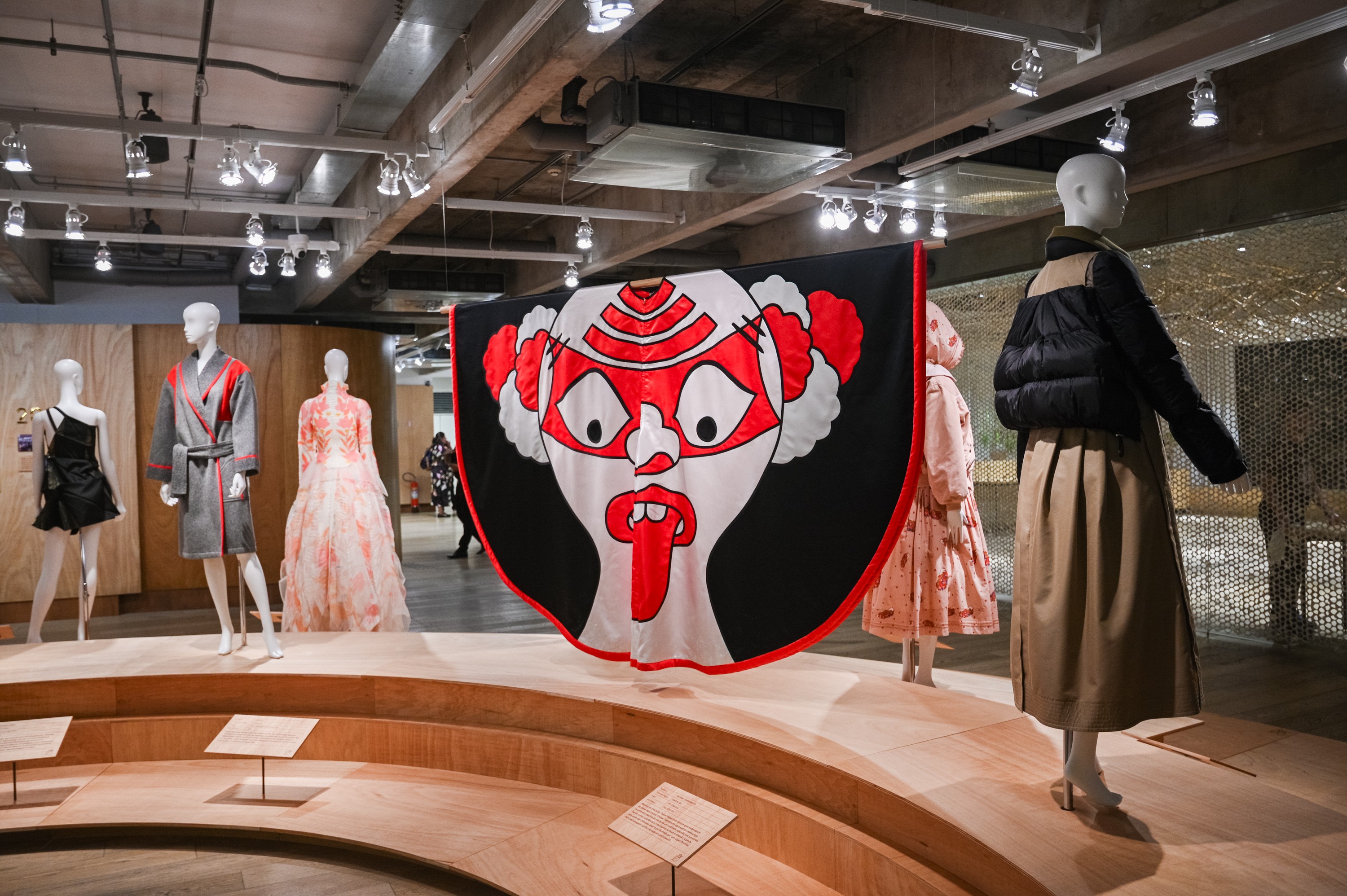 A história da moda no Japão é vista em duas exposições na Japan House