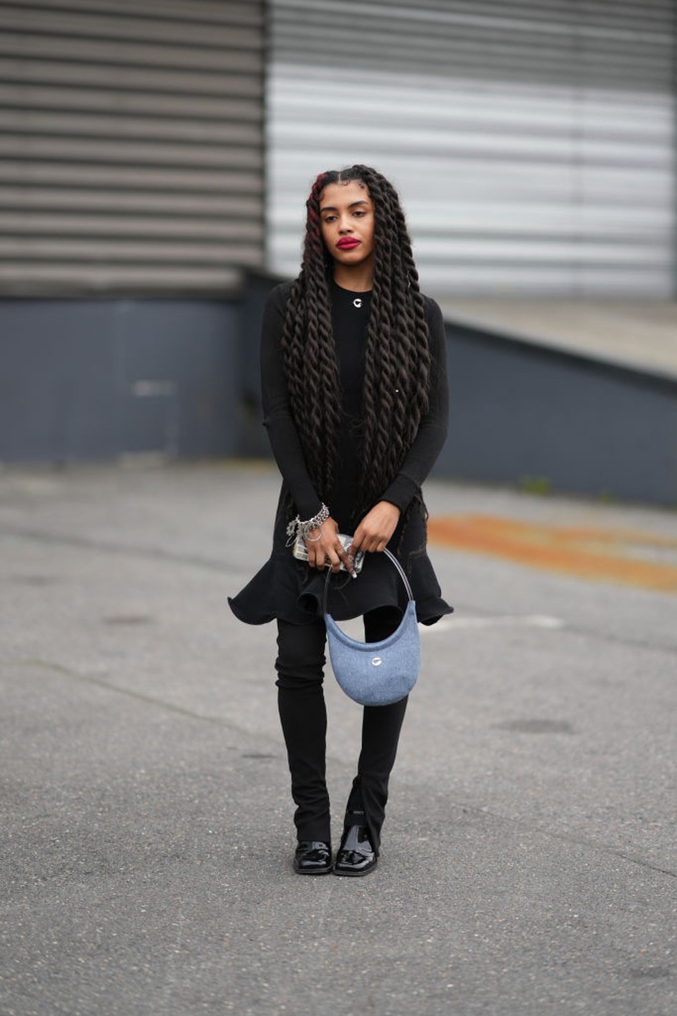 A calça skinny é uma boa alternativa na hora da sobreposição, vira quaaase uma meia-calça — Foto: Getty Images