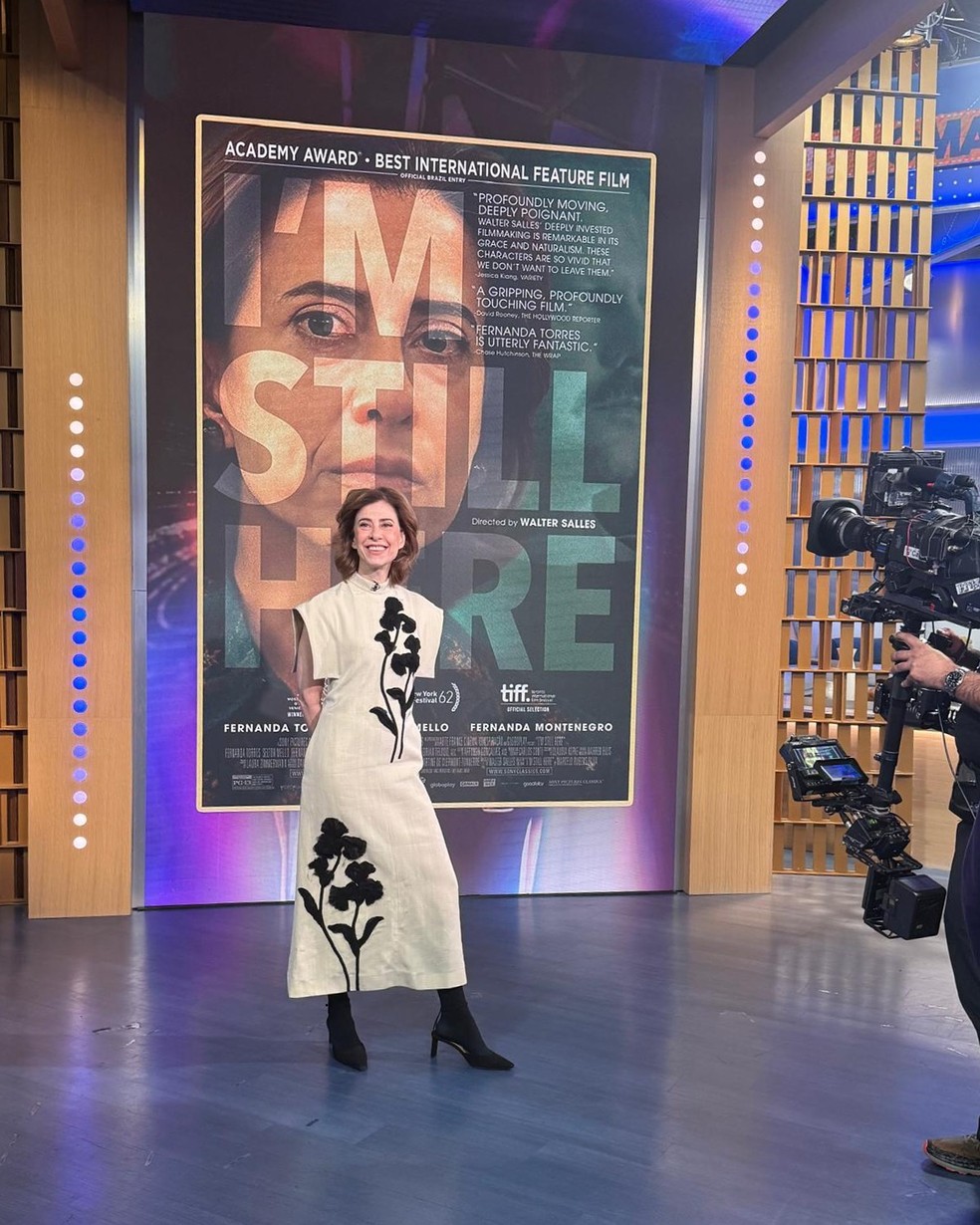 Fernanda Torres posa no cenário do Good Morning America — Foto: Reprodução/ Instagram