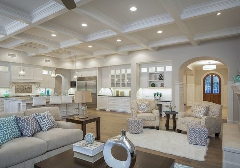 Sala da mansão de Michael Phelps (Foto: HighResMedia/Divulgação) — Foto: Glamour