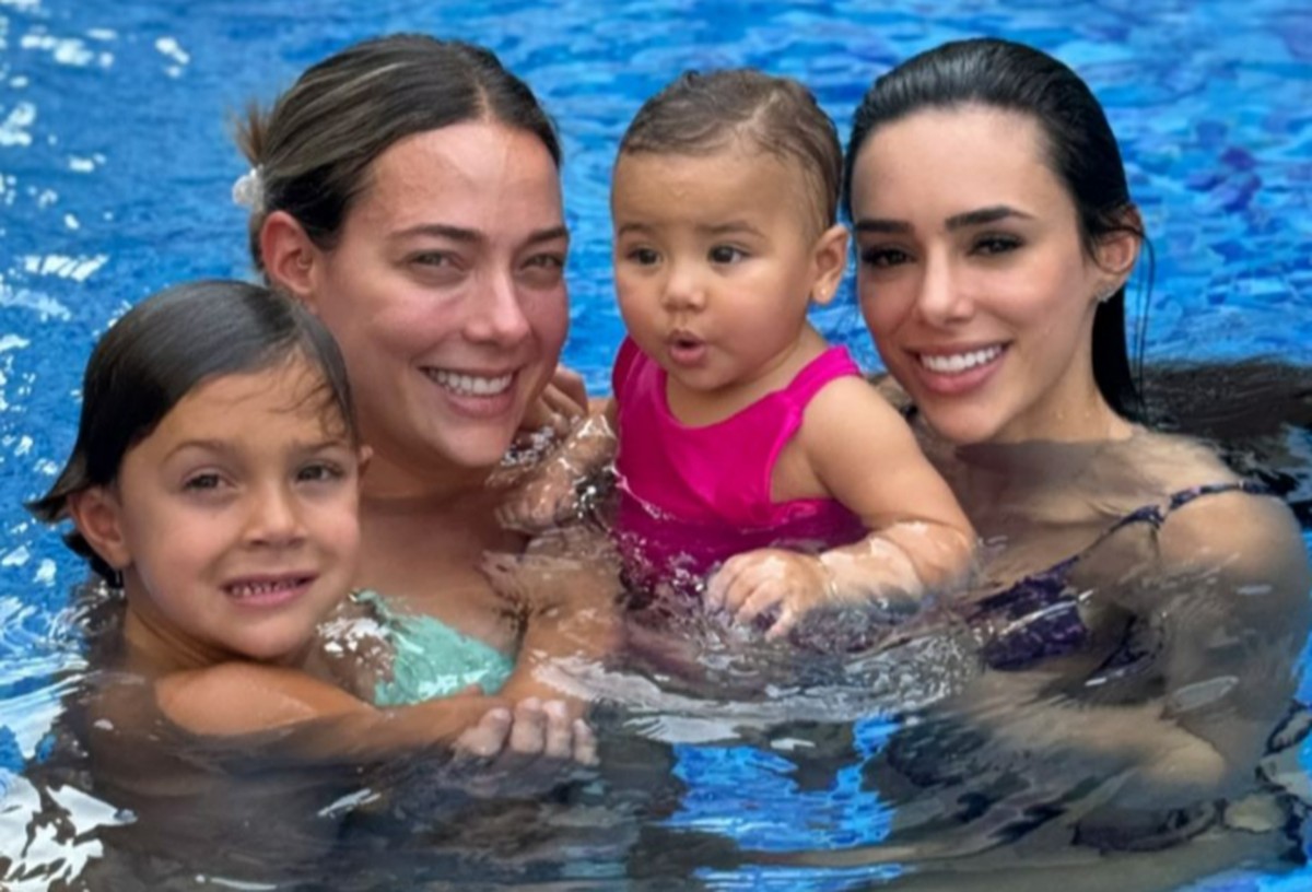 Bruna Biancardi curte dia na piscina com Carol Dantas e Mavie