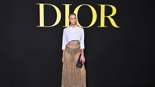 Charlize Theron prestigia desfile de moda em Paris com look arrojado