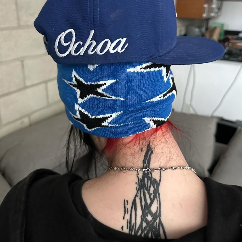 Billie Eilish acaba de revelar o desenho completo da sua nova tatuagem nas costas — Foto: Instagram