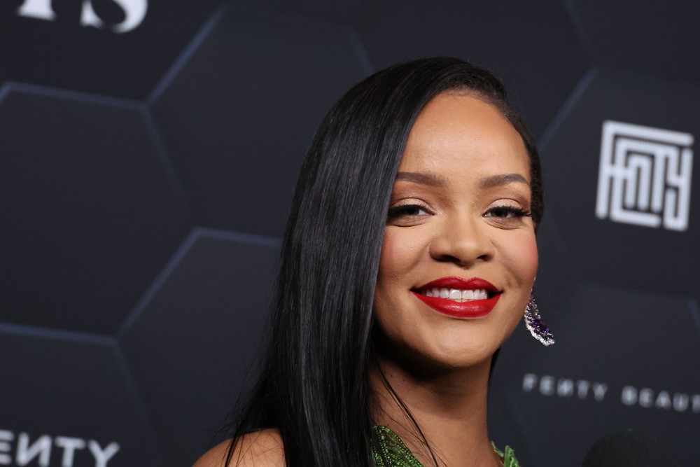 Rihanna divulga capa do novo single, 'Lift Me Up'