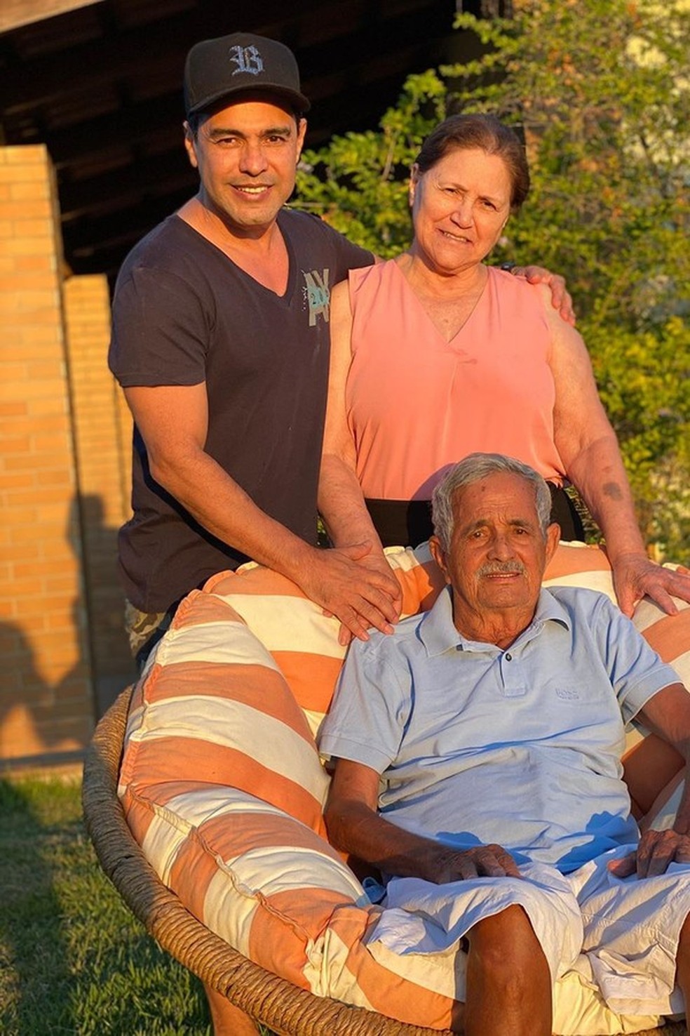 Zezé com os seus pais (Foto: Reprodução/Instagram) — Foto: Glamour