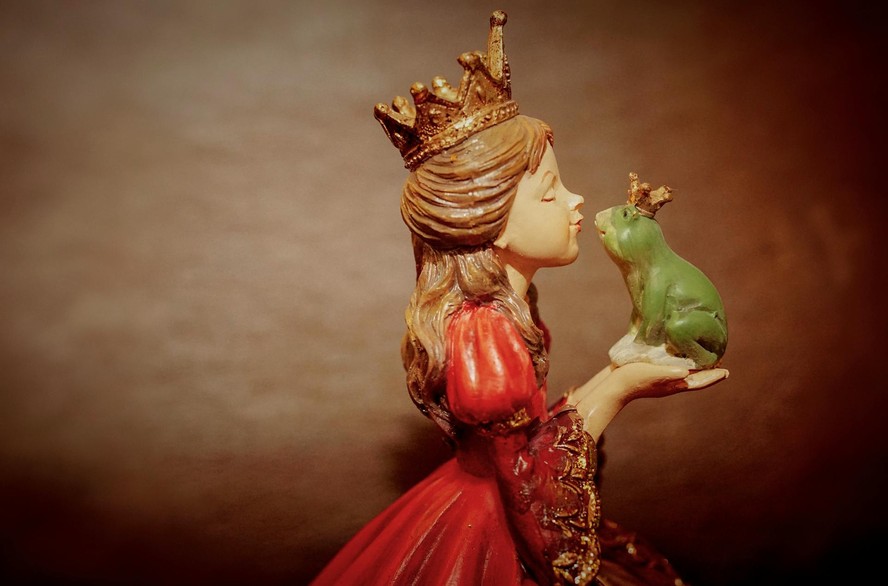 Conheça a 'Finger Princess': a amiga irritante que todo mundo tem