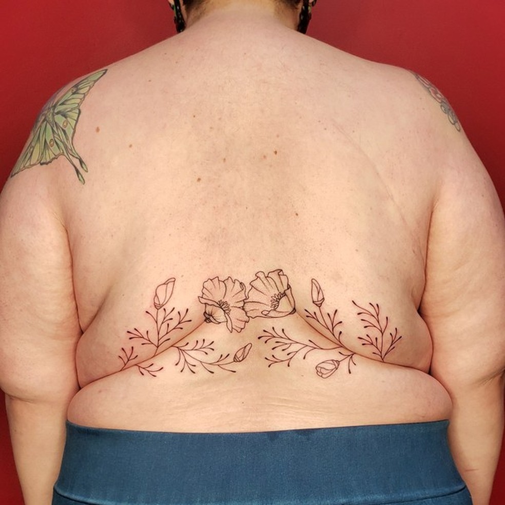 Tatuadora cria desenhos lindíssimos nas dobras do corpo (Foto: Reprodução / Instagram @carrie_metz_caporusso) — Foto: Glamour