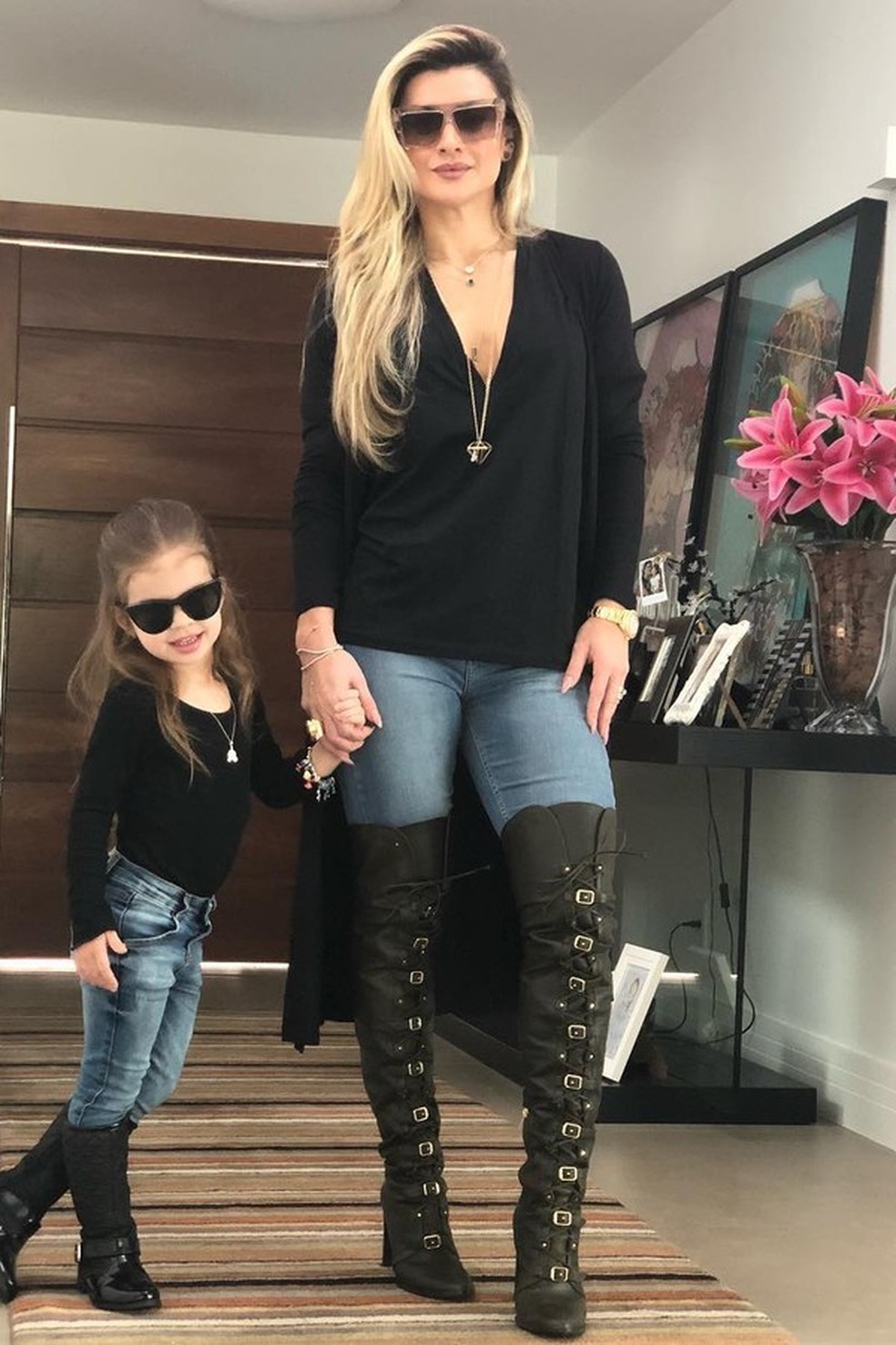 Mirella Santos e Valentina usam mesmo look (Foto: Reprodução / instagram) — Foto: Glamour
