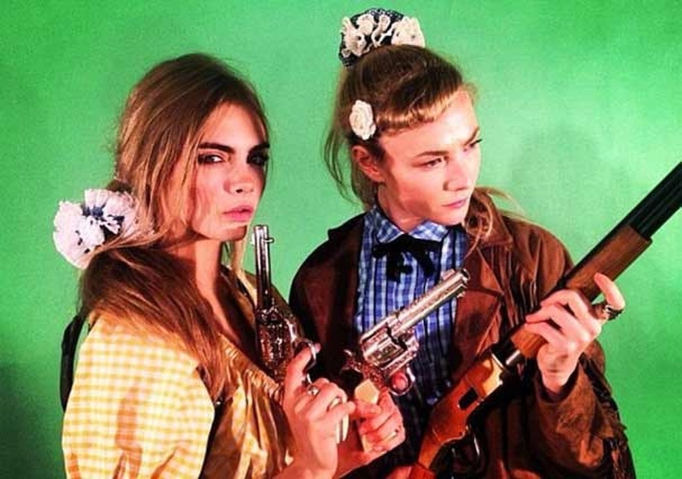 Cara Delevingne estrela video em clima de faroeste (Foto: Reprodução/Twitter) — Foto: Glamour