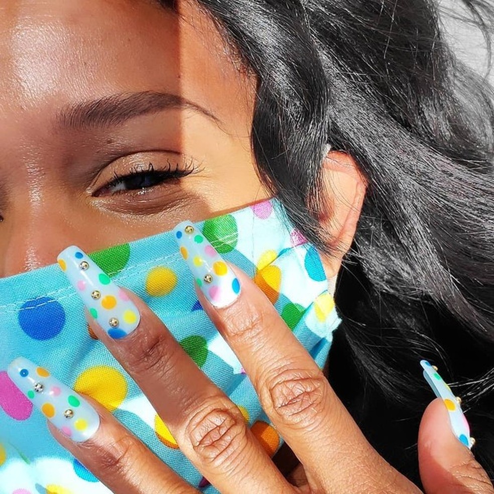 As gringas estão combinando as unhas com as máscaras (Foto:  ) — Foto: Glamour