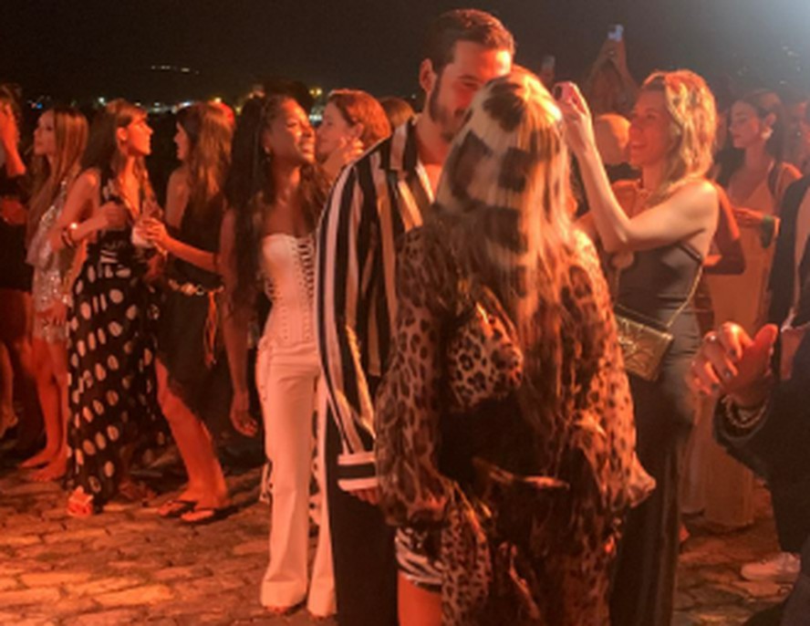 Sabrina Sato aposta em animal print do cabelo aos pés