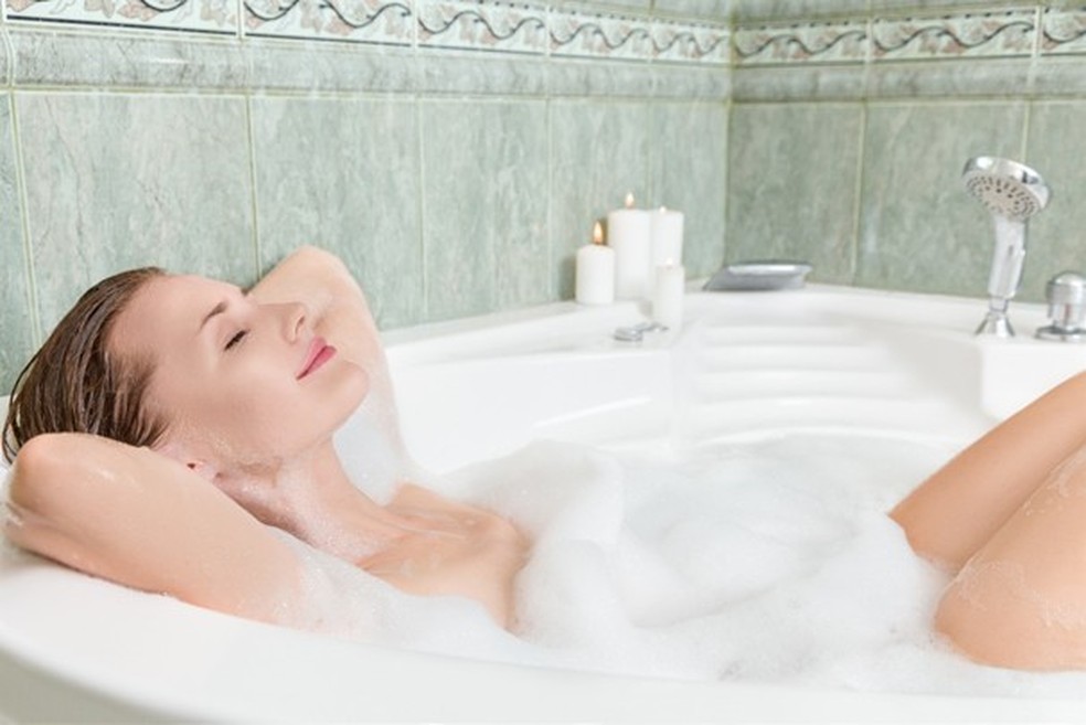 Peraí, um banho pode queimar tantas calorias como uma corrida?? (Foto: Thinkstock) — Foto: Glamour