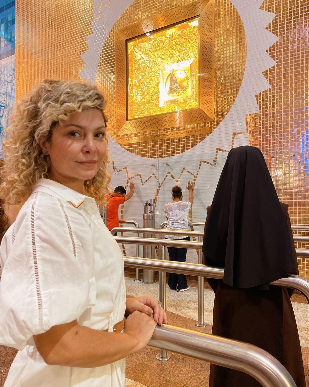 Bárbara Borges conhece o santuário de Aparecida — Foto: Reprodução/Instagram