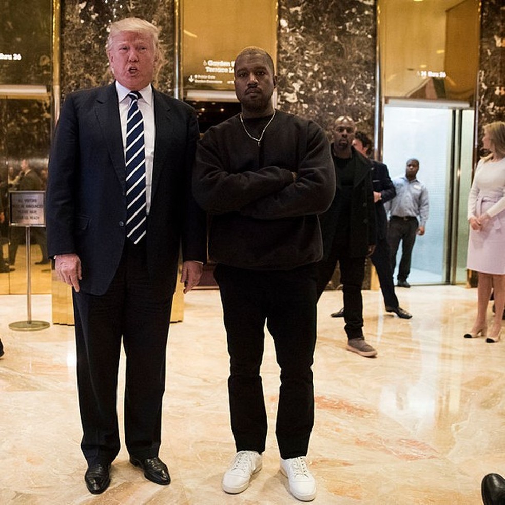 NEW YORK, NY - DECEMBER 13: (L to R) President-elect Donald Trump and Kanye West stand together in the lobby at Trump Tower, December 13, 2016 in New York City. President-elect Donald Trump and his transition team are in the process of filling cabinet and (Foto: Getty Images) — Foto: Glamour