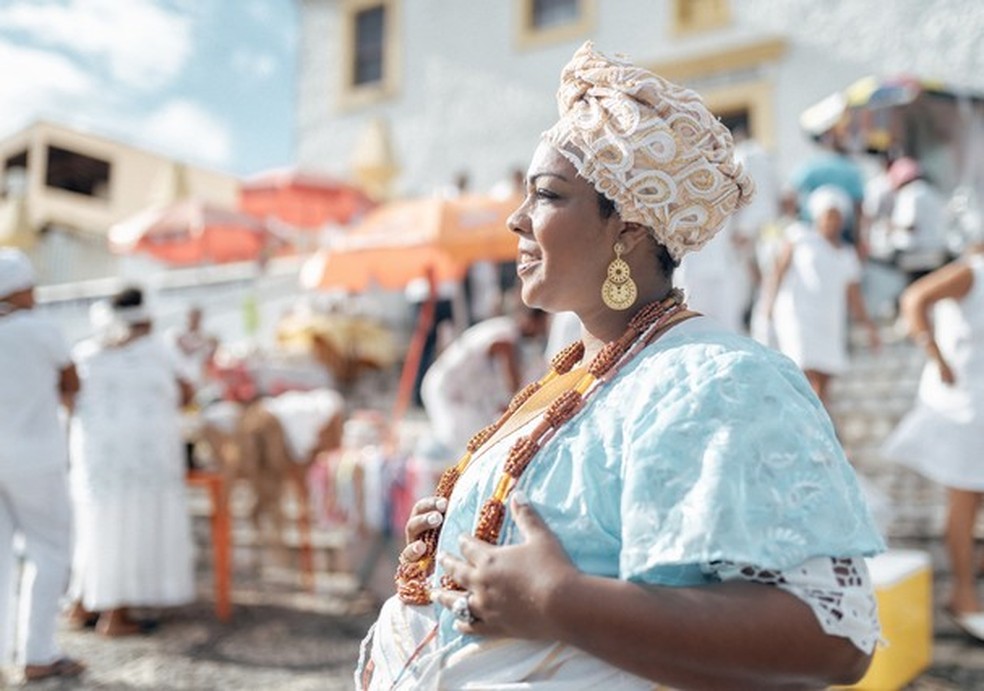 baiana in traditional costume in front of Sao Lazaro church in Salvador (Foto: Getty Images) — Foto: Glamour