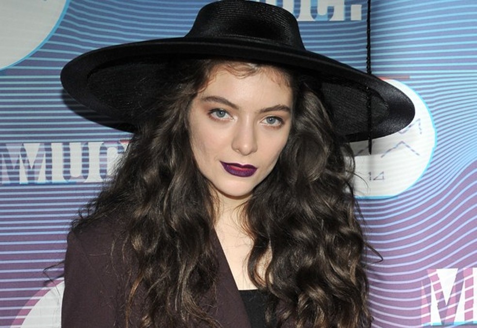 Lorde é jovenzinha e adora um batom roxo (Foto: Getty Images) — Foto: Glamour