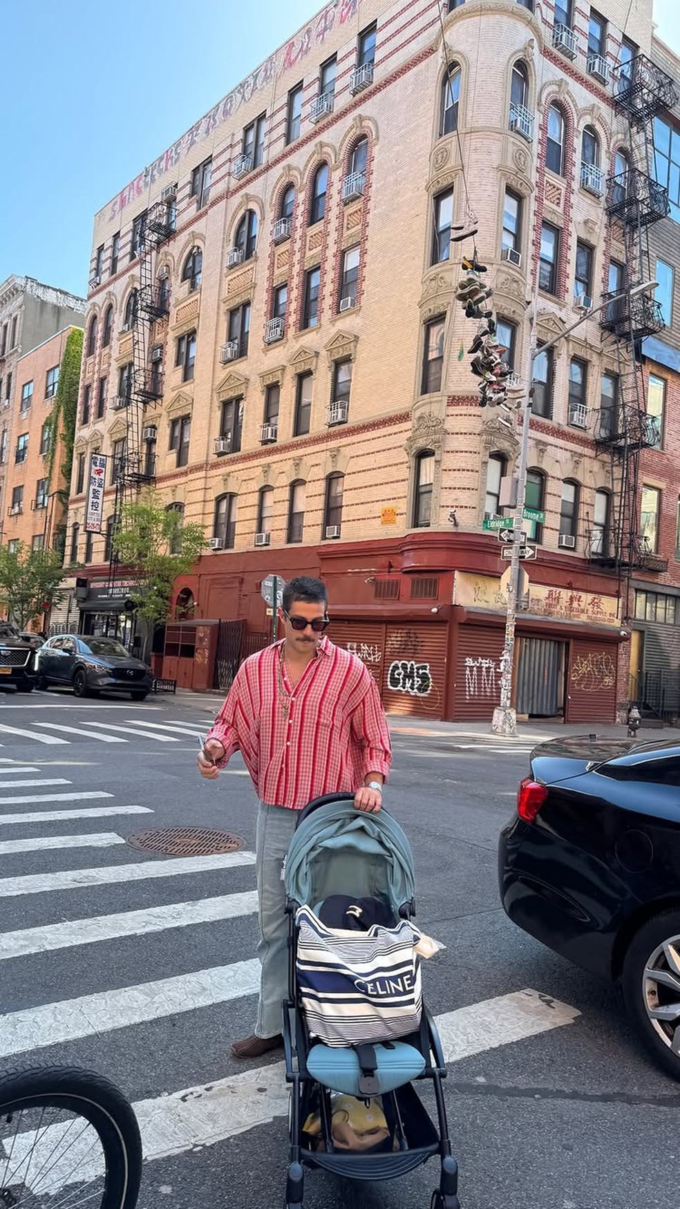 Laura Neiva curte passeio em Nova York com Chay Suede e a filha — Foto: Reprodução/Instagram