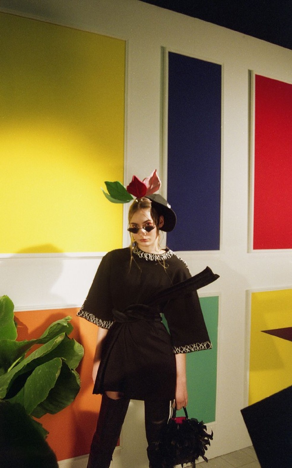 Vestido, Gibsh; cinto, Tamar; óculos, Percy Lau; brincos, Caterina mariani; bolsa, Carditosale; boné, Riccardo Comi. (Foto: Louis Philippe de Gagoue) — Foto: Glamour