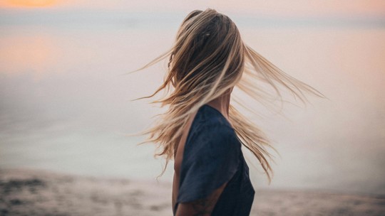 SOS cabelo: como recuperar os fios depois da temporada de mar e piscina?