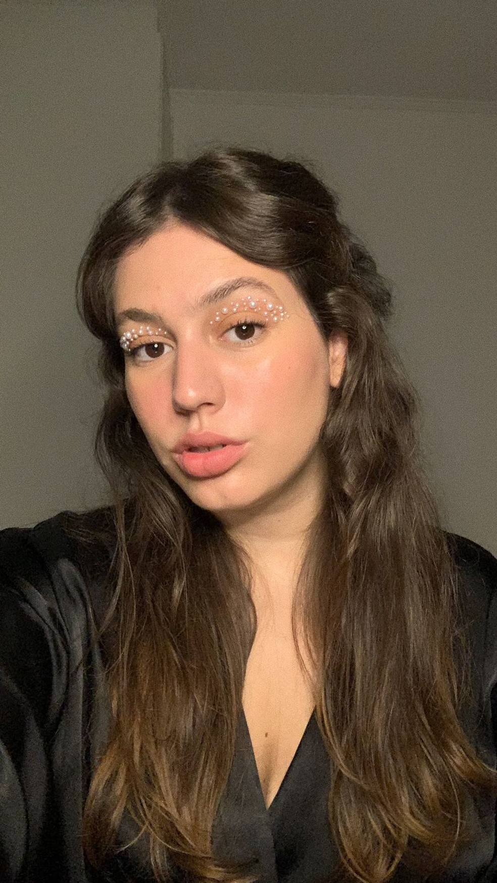 Makes com strass, cristais e pedrarias  — Foto: Instagram @stellaspinola