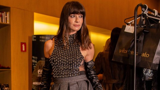 Alinne Moraes é a estrela de desfile inspirado em elementos do glam rock 