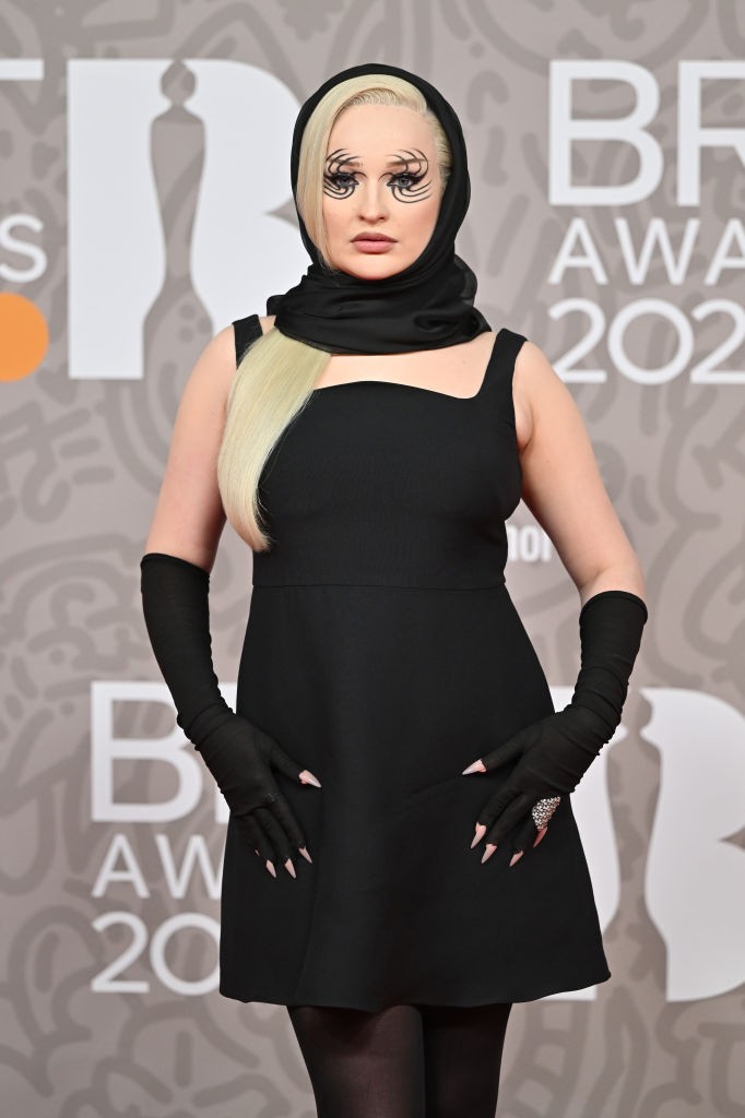 BRIT Awards 2023: famosos ousam nos looks para premiação musical