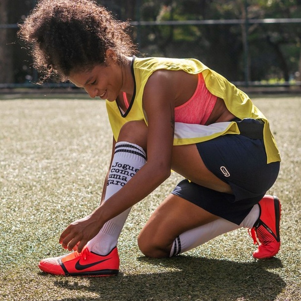 Menina que joga sozinho no campo de jogos