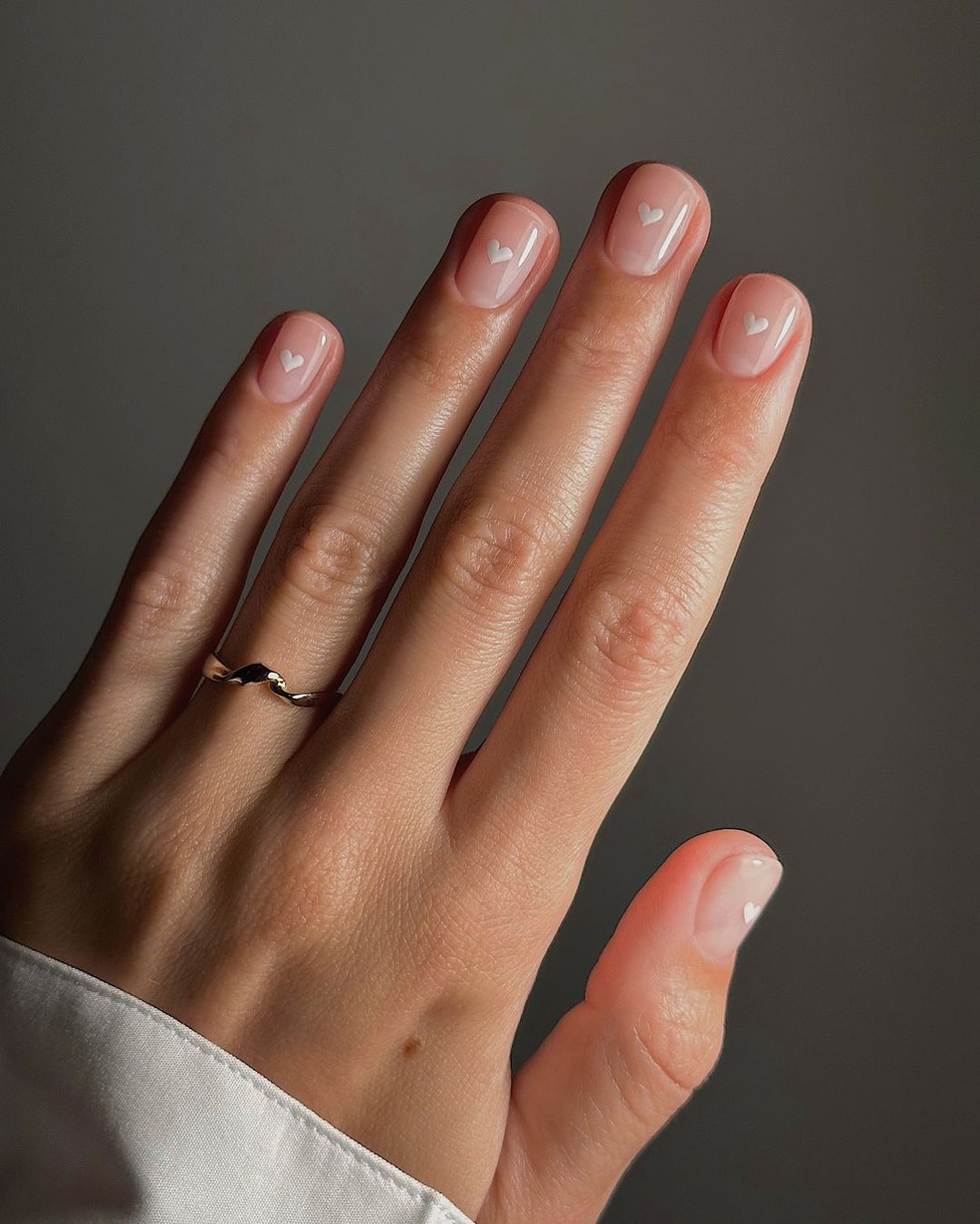 Unhas brancas com coração — Foto: Reprodução/Instagram