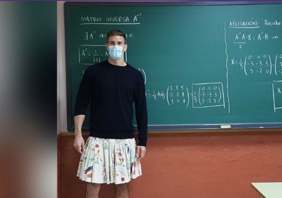 Professores vestem saias para apoiar aluno que foi expulso de escola (Foto: Reprodução ) — Foto: Glamour