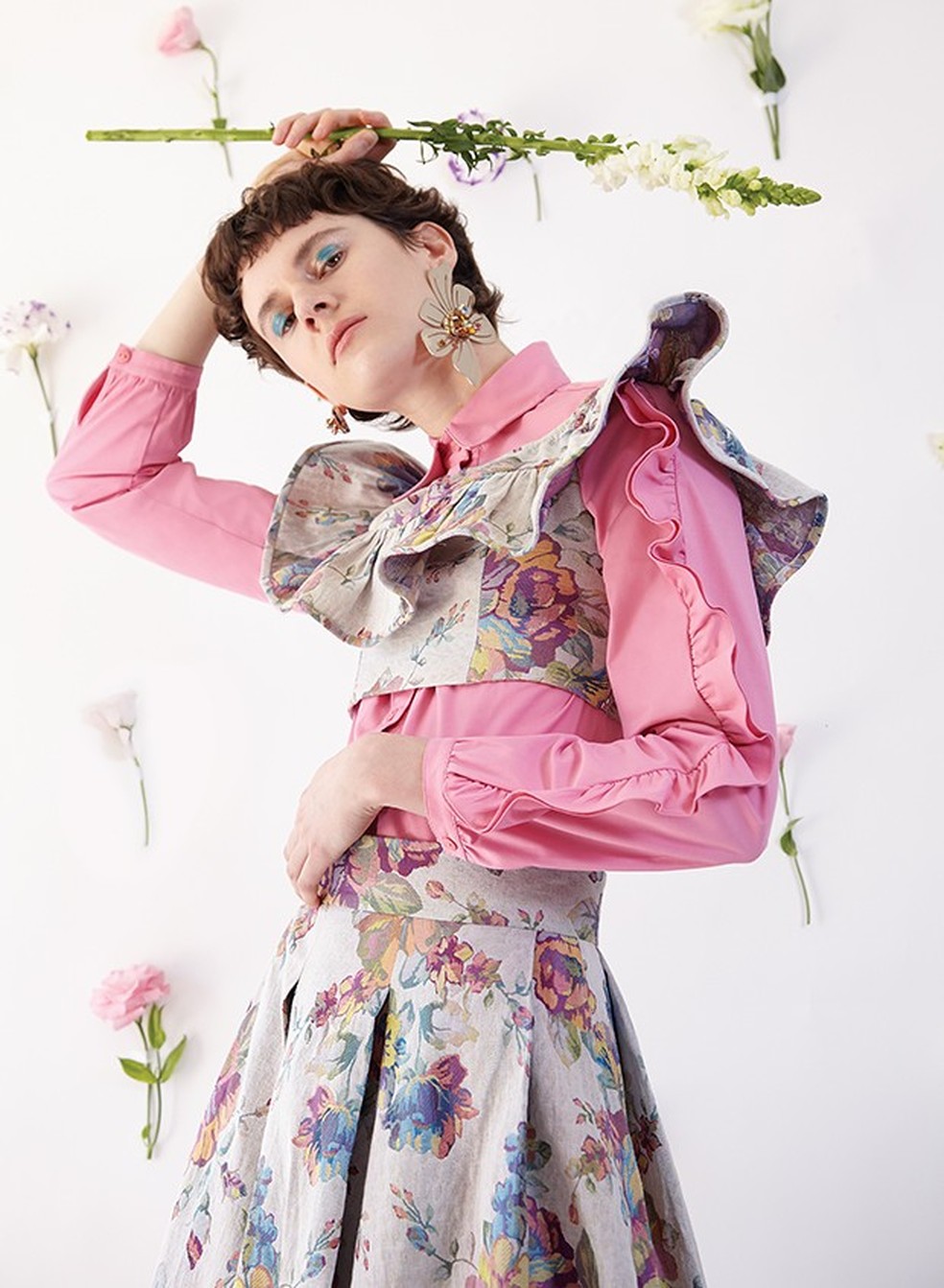 Camisa, R$ 399, Regina Salomão, top, R$ 986, e saia, R$ 2.808, ambos Olympiah. Brincos, R$ 446, Abi Project Foto: Cassia Tabatini Styling: Juliana Bordin Beleza: Dindi Hojah Direção de arte: Carolina Goulart  — Foto: Glamour