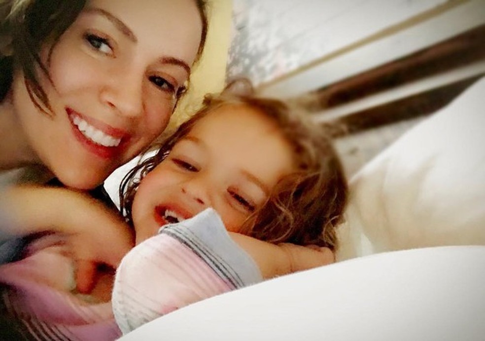 A atriz com sua filha Elizabella, de 2 aninhos (Foto: Reprodução Instagram) — Foto: Glamour