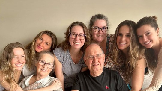 Gisele Bündchen abre álbum de fotos com a família: "sempre no meu coração"