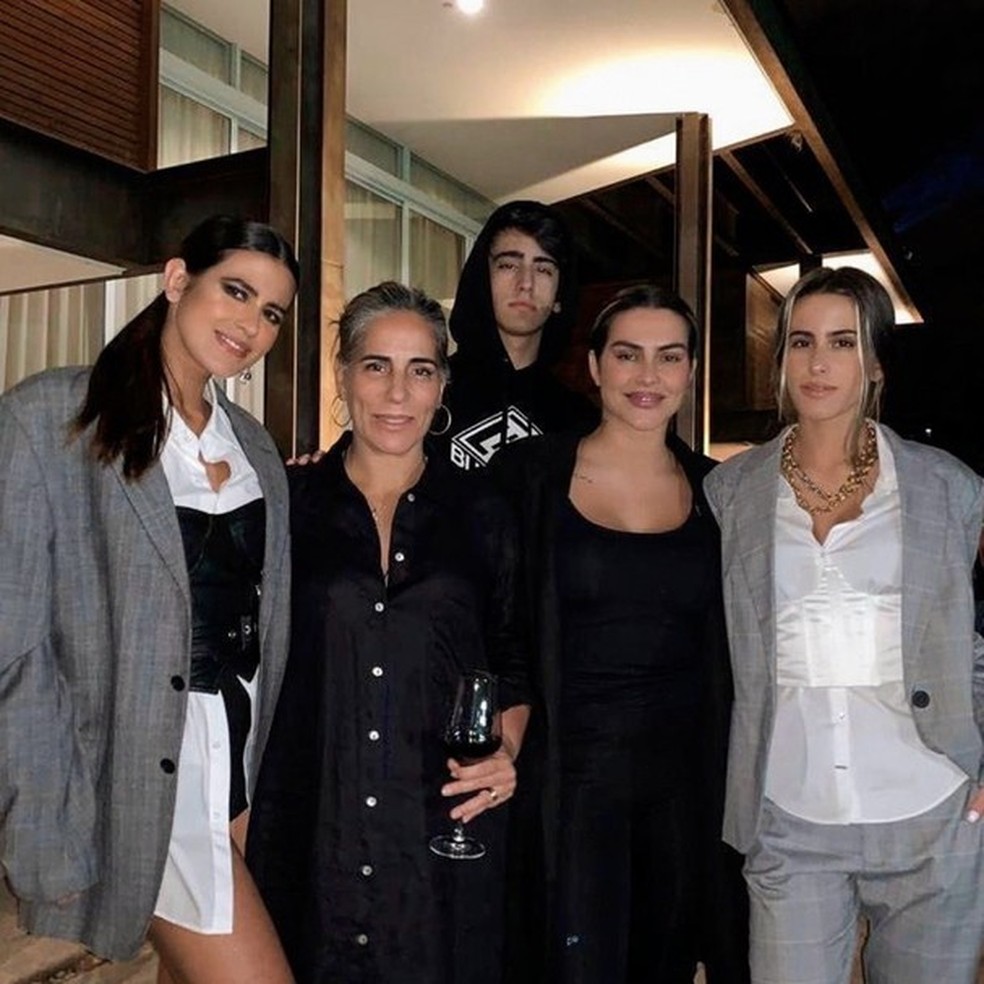 Gloria Pires mostra foto rara ao lado dos quatro filhos