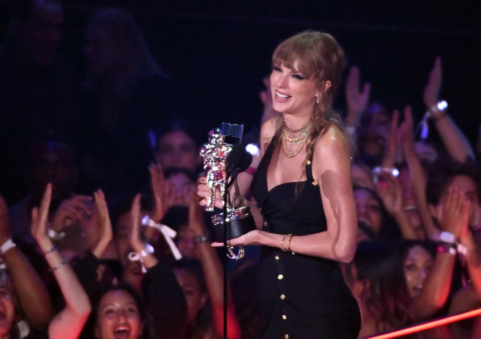 Taylor Swift recebeu o primeiro prêmio da transmissão, "Melhor Videoclipe de Pop" por “Anti-Hero”. — Foto: Getty Images