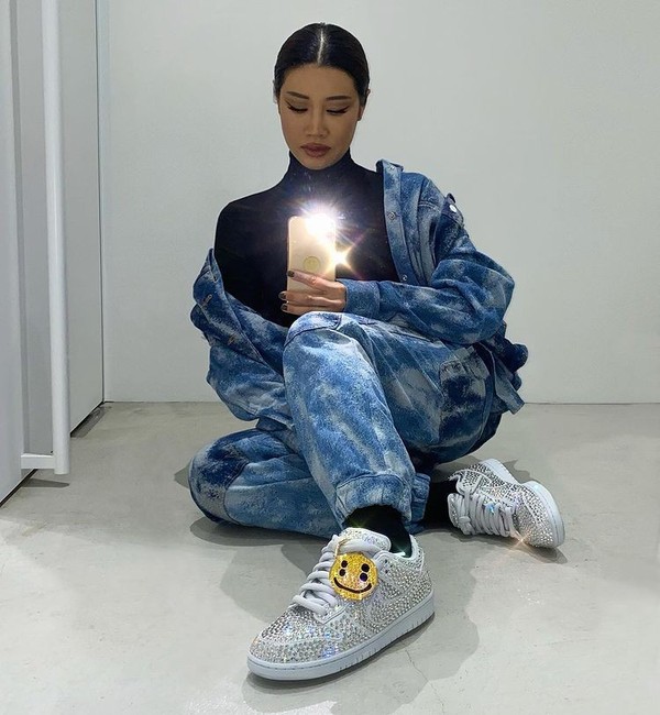O t nis da Nike coberto por cristais Swarovski o sapatinho de