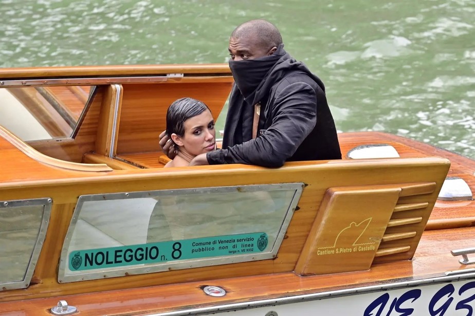 Kanye West e Bianca Censori são flagrados em momento íntimo durante passeio  na Itália