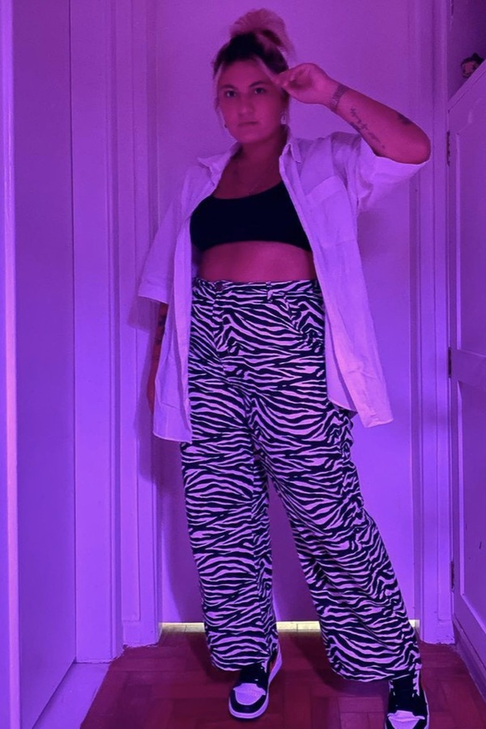 Looks com estampa de zebra e vaquinha são tendência nas redes sociais (Foto: @cpassos) — Foto: Glamour