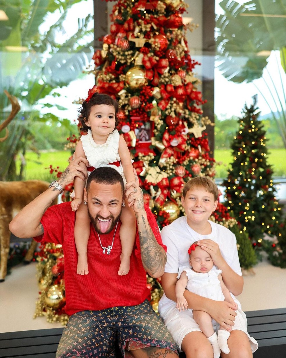 Neymar publica fotos celebrando o Natal com filhos, amigos e Bruna Biancardi — Foto: Reprodução/Instagram