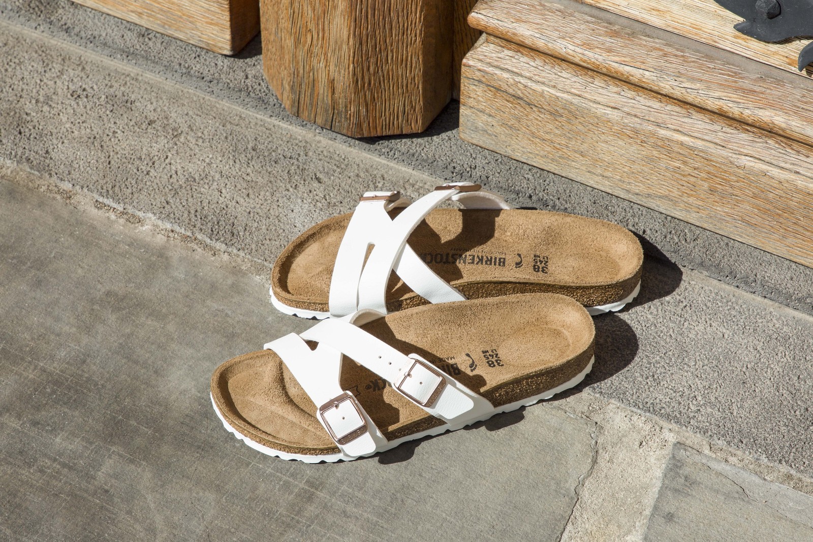 Sandália Yao, lançamento da Birkenstock no Brasil: ela aparece nas cores branca...