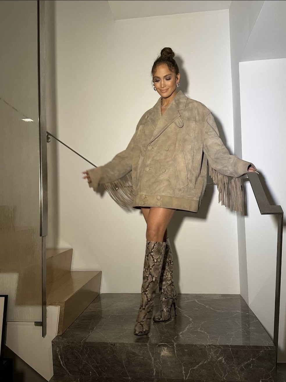 Jennifer Lopez disse sim às franjas e não às calças na semana de moda de Nova York — Foto: glamour