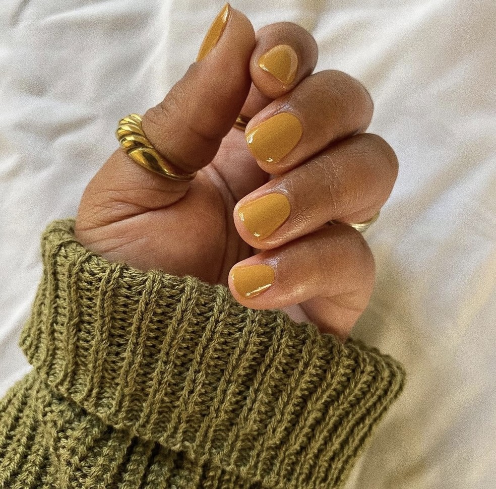O diferencial deste outono é ele: o mostarda!  — Foto: Reprodução/Instagram/@nailsbycanishiea