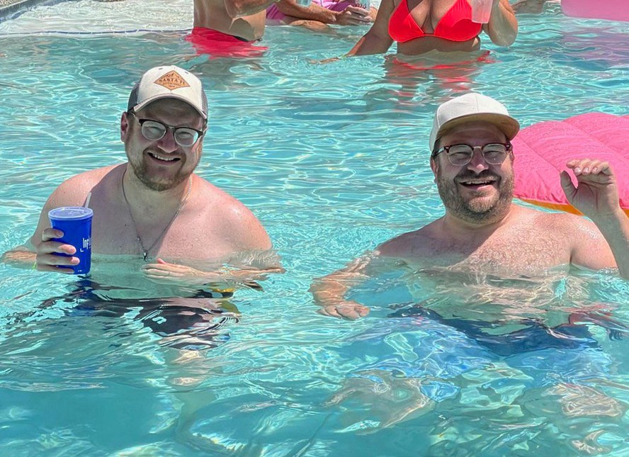 Homem encontra “gêmeo idêntico” durante férias em Las Vegas e foto repercute na web