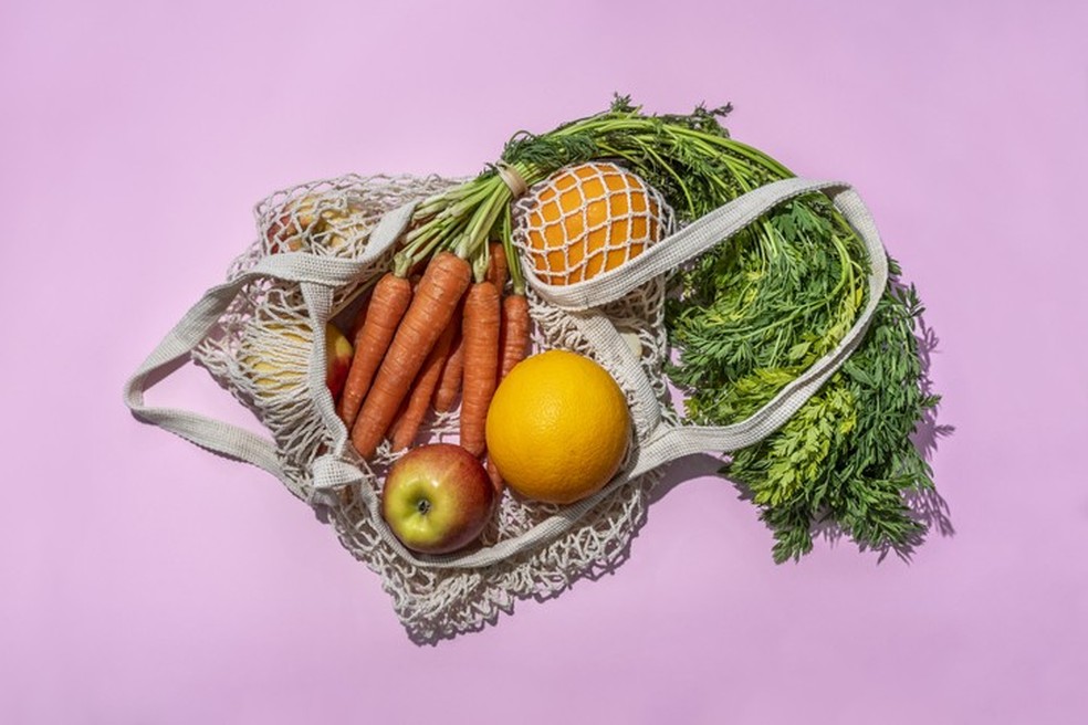 Dieta Climática: entenda como sua alimentação pode ajudar na emissão de CO2 (Foto: Getty Images) — Foto: Glamour
