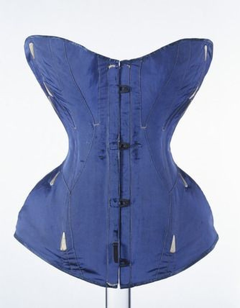 O primeiro corset vitoriano com fechos de metal, patenteado por Roxey Ann Caplin e nunca usado. Hoje, ele faz parte do acervo do Museu de Londres. (Foto: Divulgação ) — Foto: Glamour