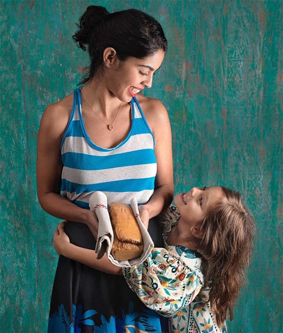 Bela Gil (superadepta do lowsumerism) com a filha mais velha, Flor (Foto: Divulgação) — Foto: Glamour